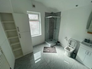 Shower, hair dryer, towels, shampoo