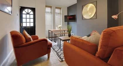 Contractor-Friendly Home Newland Av |Free Parking