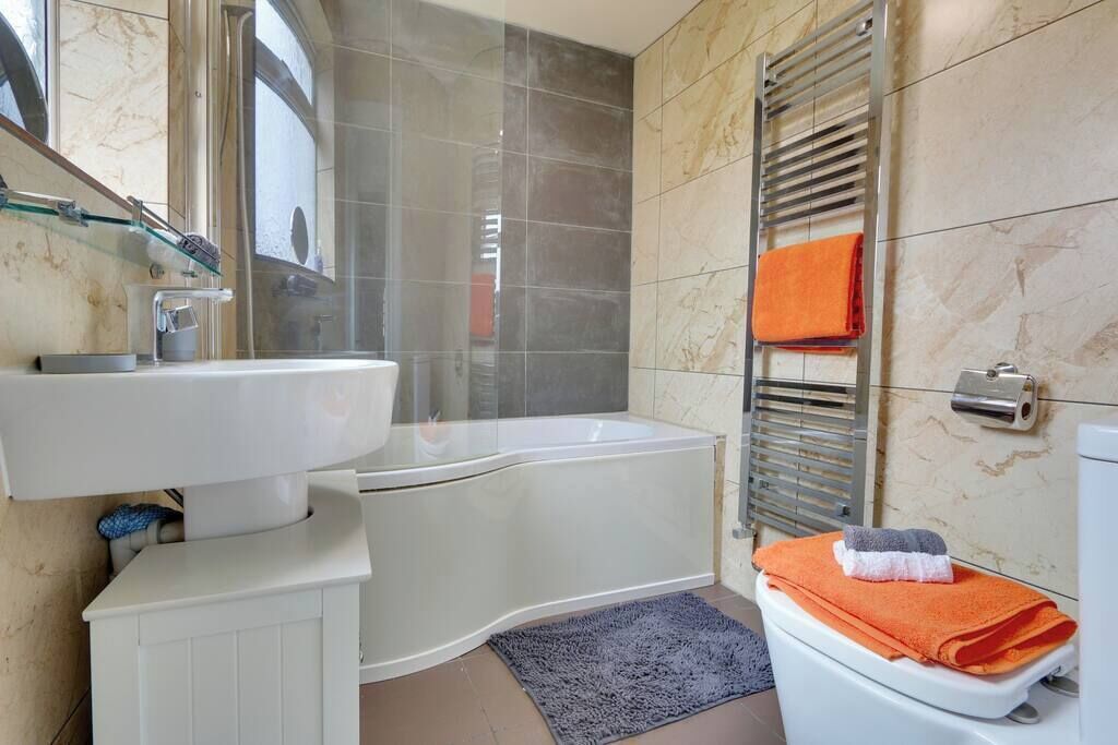 Shower, towels, shampoo