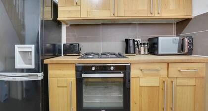 Cosy Contractor-Friendly Home Near Newland Avenue | Free Parking