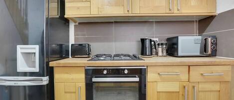 Frigorífico, microondas, horno y placa de cocina