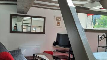 Fernseher, DVD-Player, Stereoanlage