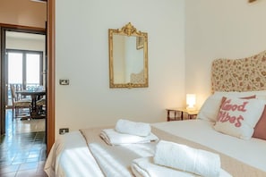 4 bedrooms, iron/ironing board, free WiFi, bed sheets - Charming 4-bed Apartment -lake Views & Balconies (Oliveto Lario)
