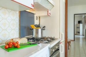 Private kitchen - Charming 4-bed Apartment -lake Views & Balconies (Oliveto Lario)
