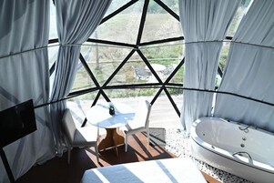 Chalé família, banheira de hidromassagem | Vista do quarto