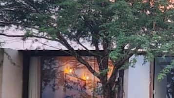 Quarto premium, 1 cama Queen, para não fumantes, banheira | 1 quarto, Wi-Fi de cortesia, roupa de cama