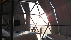 A cozy room with a bed, a small table, and a bathtub. - Domo do Matto (Garanhuns)
