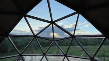 Chalé romântico, banheira | Vista do quarto