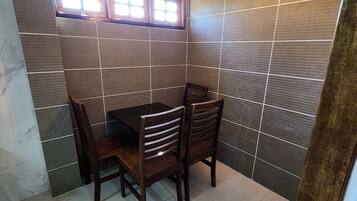 Standard Cottage, Jetted Tub | Dining room