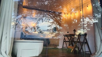 Premium Room, 1 Queen Bed, Non Smoking, Bathtub | Deep soaking bathtub