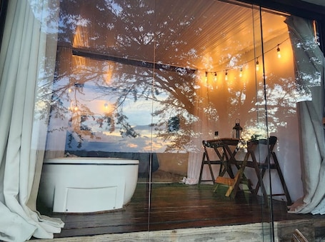 Premium Room, 1 Queen Bed, Non Smoking, Bathtub | Deep soaking bathtub