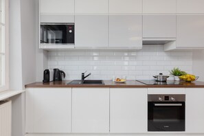 Microwave, dishwasher, coffee/tea maker, cookware/dishes/utensils - Aparthotel #6 Chmielna by Renters (Warsaw)