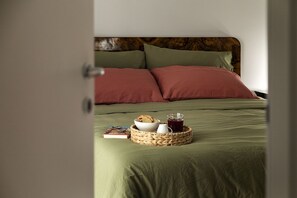 1 chambre, fer et planche à repasser, lit de bébé portatif
