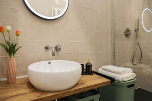 Dusche, Haartrockner, Bidet, Handtücher