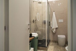 Dusche, Haartrockner, Bidet, Handtücher