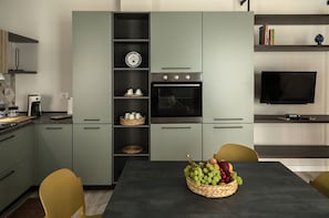 Réfrigérateur, un four, surface de cuisson, lave-vaisselle