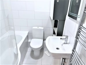 Appartamento | Bagno | Doccia, asciugacapelli, asciugamani, carta igienica