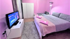 A bedroom with a bed, a TV, a wardrobe, and a lamp. - Remarkable 1-bed Apartment in High Wycombe (High Wycombe)