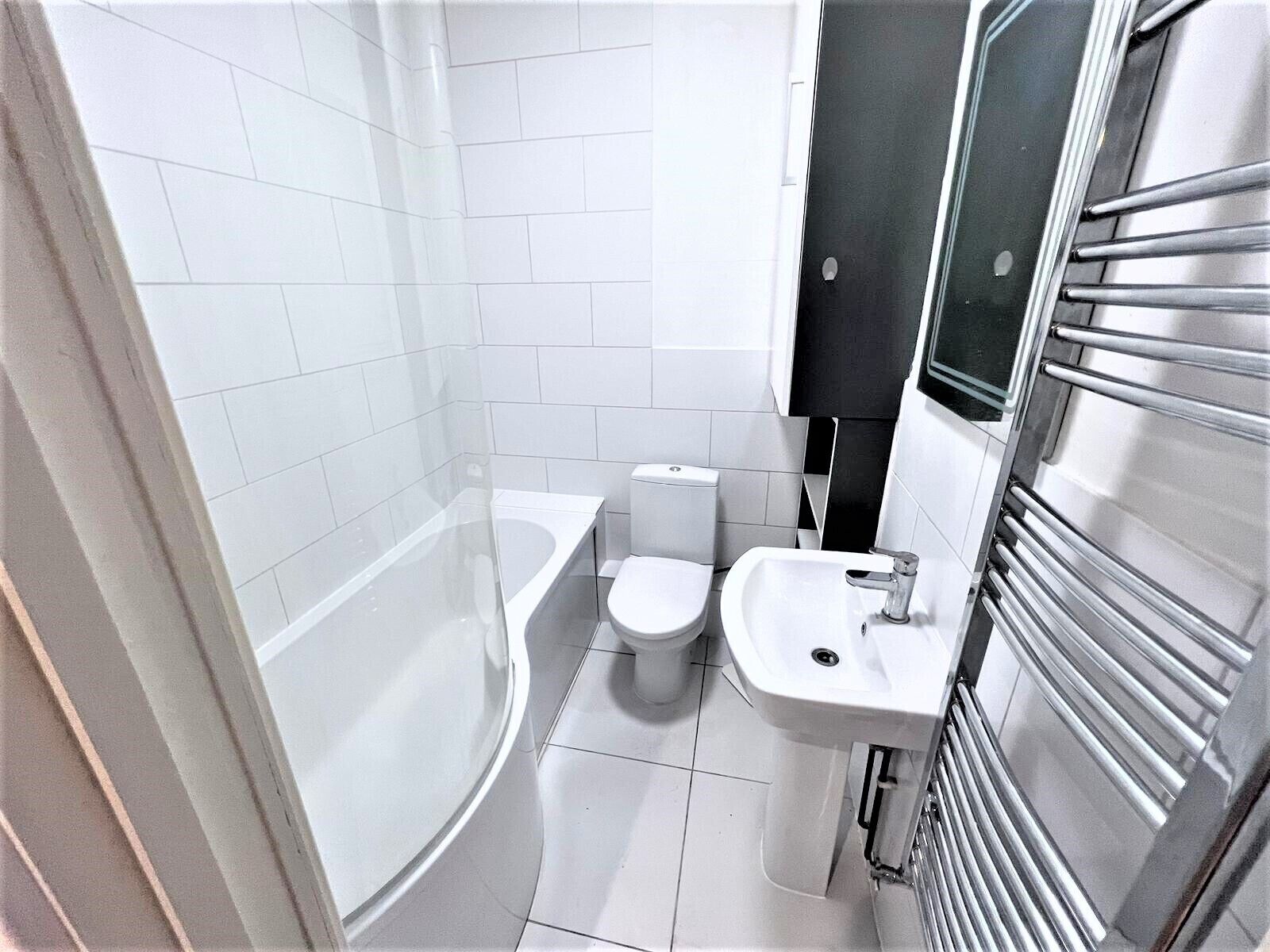Apartemen | Kamar mandi | Shower, pengering rambut, handuk, dan tisu toilet