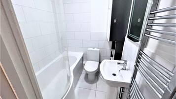Apartemen | Kamar mandi | Shower, pengering rambut, handuk, dan tisu toilet