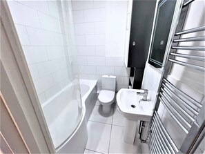 Lejlighed | Badeværelse | Bruser, hårtørrer, håndklæder, Toiletpapir