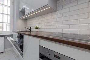 Diskmaskin, kaffe- och tebryggare och grytor/köksredskap