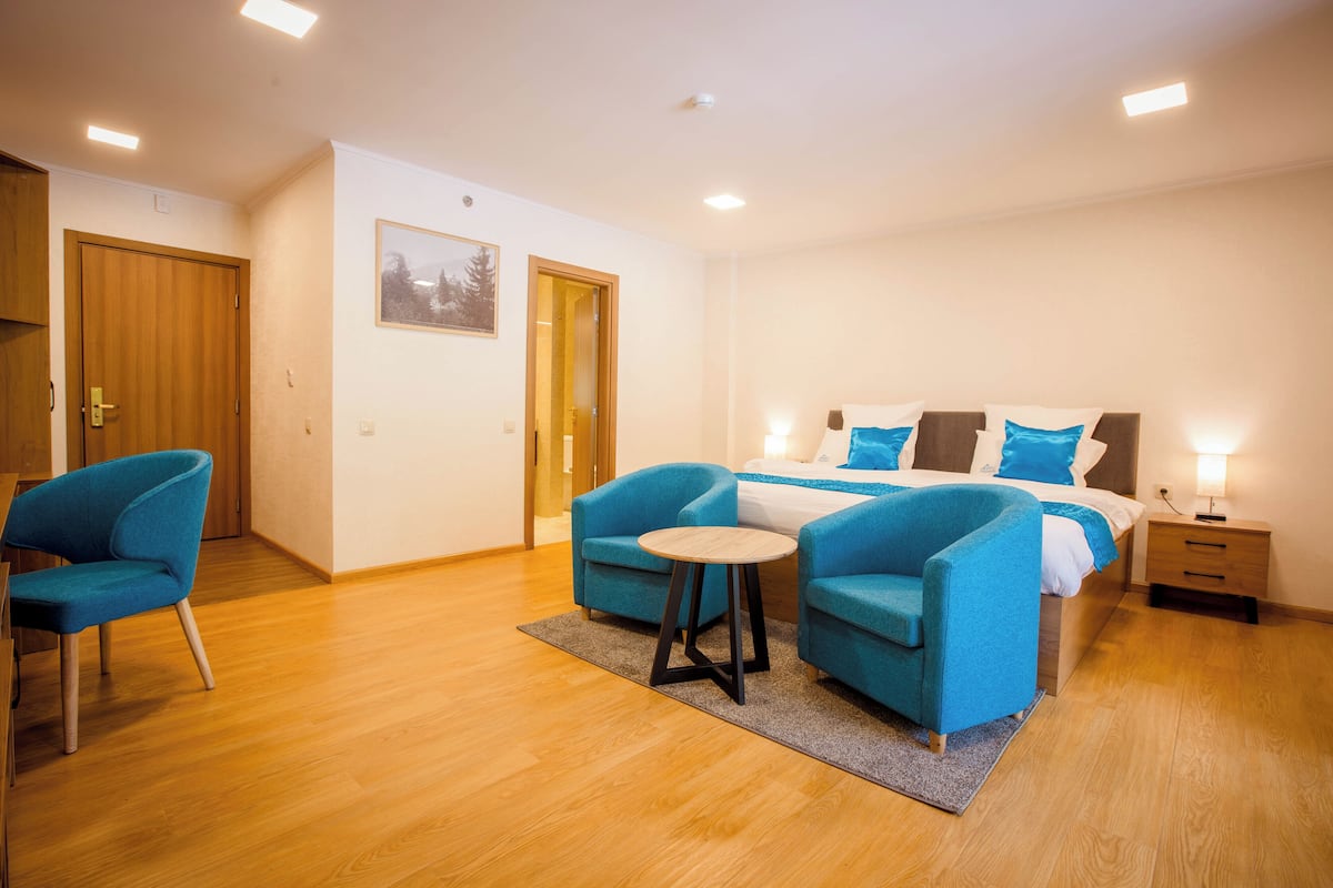 Deluxe Double Room | 1 bedroom, minibar, in-room safe, desk