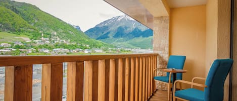 Chambre Deluxe avec lits jumeaux, vue montagne | Vue sur les montagnes