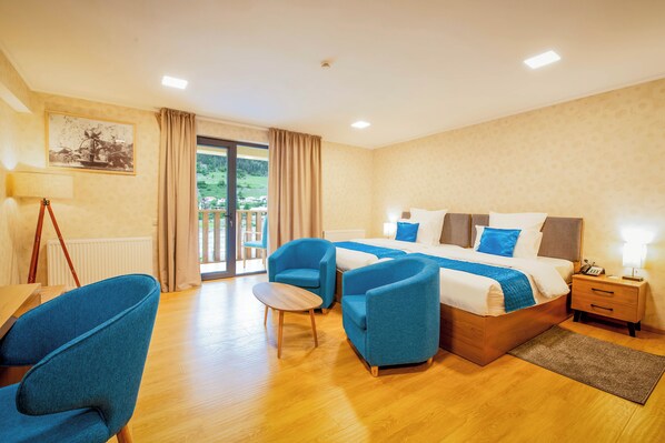 Tomannsrom – deluxe, fjellutsikt | Minibar, safe på rommet, skrivebord og skrivebord for bærbar PC