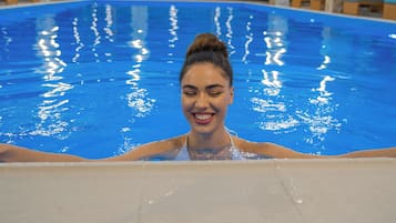 室內游泳池,開放時間為 08:00 至 23:00,提供日光浴躺椅