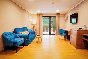 Executive Suite, Mountain View | 1 bedroom, minibar, in-room safe, desk