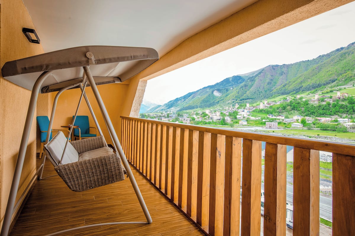 Executive Suite, Mountain View | 1 bedroom, minibar, in-room safe, desk