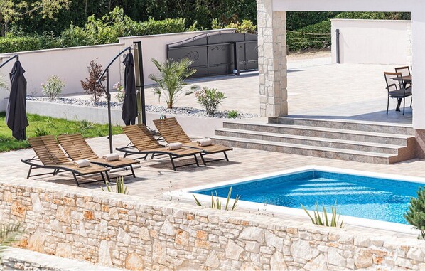 Villa (Four Bedroom Villa with Pool - West v) | Außenbereich