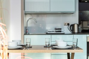 Frigorífico, microondas, horno y placa de cocina