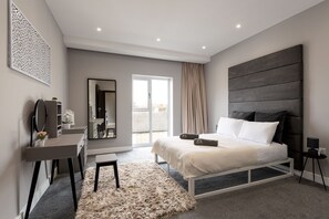 1 bedroom, iron/ironing board, Internet, bed sheets - Working in Kent This Winter? 2026 Bookings Open (Gillingham)