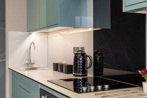 Refrigerador, microondas, horno y parrilla de estufa 