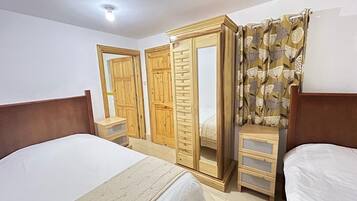 4 bedrooms, iron/ironing board, free WiFi