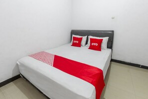Desk, free WiFi, bed sheets - OYO Life 93409 Anugrah House (Mataram)