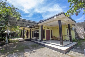 Front of property - OYO Life 93409 Anugrah House (Mataram)