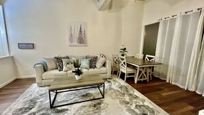 Un salon comprenant un canapé, une table basse et une table à manger.