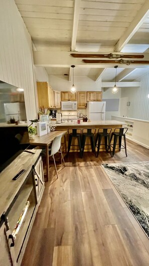 Fridge, microwave, oven, stovetop - Tyrolean Chair 113, comfortable central townhome minutes from your adventure. (Mammoth Lakes)