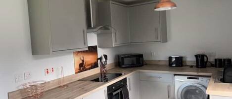 Réfrigérateur, four à micro-ondes, un four, bouilloire électrique