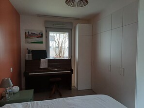 3 slaapkamers, een strijkplank/strijkijzer, gratis wifi, beddengoed