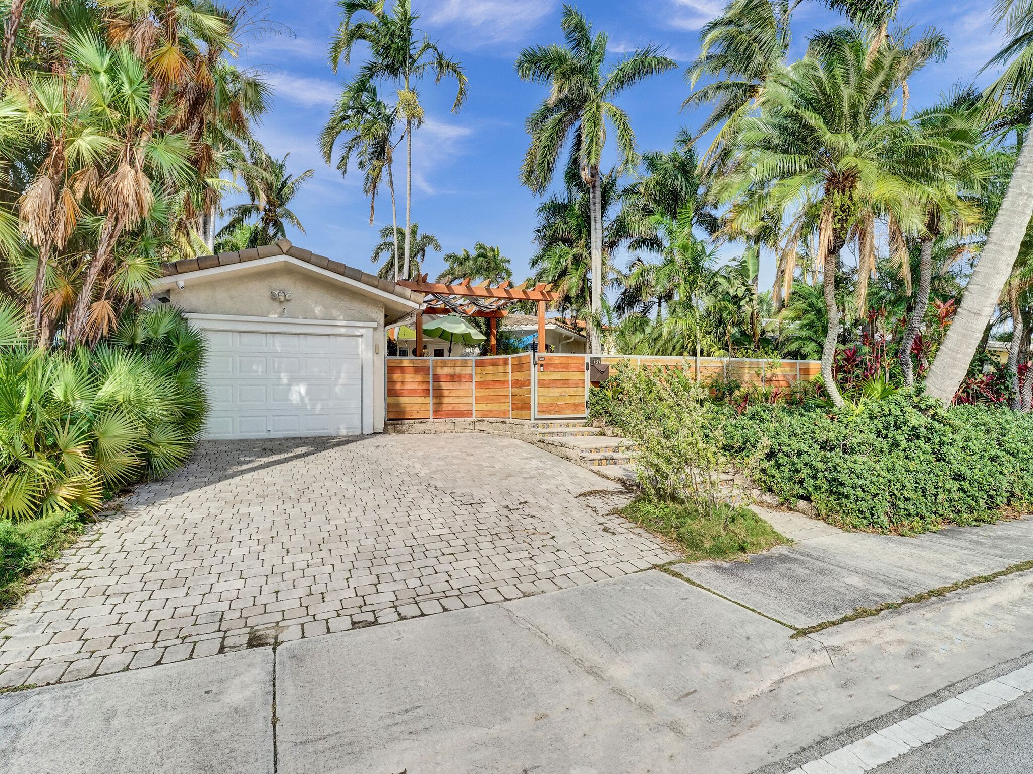 Walking distance to Beach, Boardwalk, Restaurants. Heated Pool, Pet-Friendly