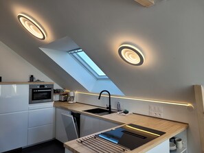 Een koelkast, een microgolfoven, een oven, een kookplaat