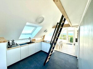 Réfrigérateur, micro-ondes, four, plaque de cuisson