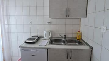 Refrigerador, microondas, placa de cocina, utensilios de cocina