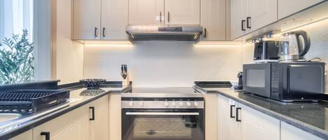 Køleskab, mikrobølgeovn, ovn, elkedel