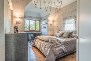 4 habitaciones, escritorio y tabla de planchar con plancha