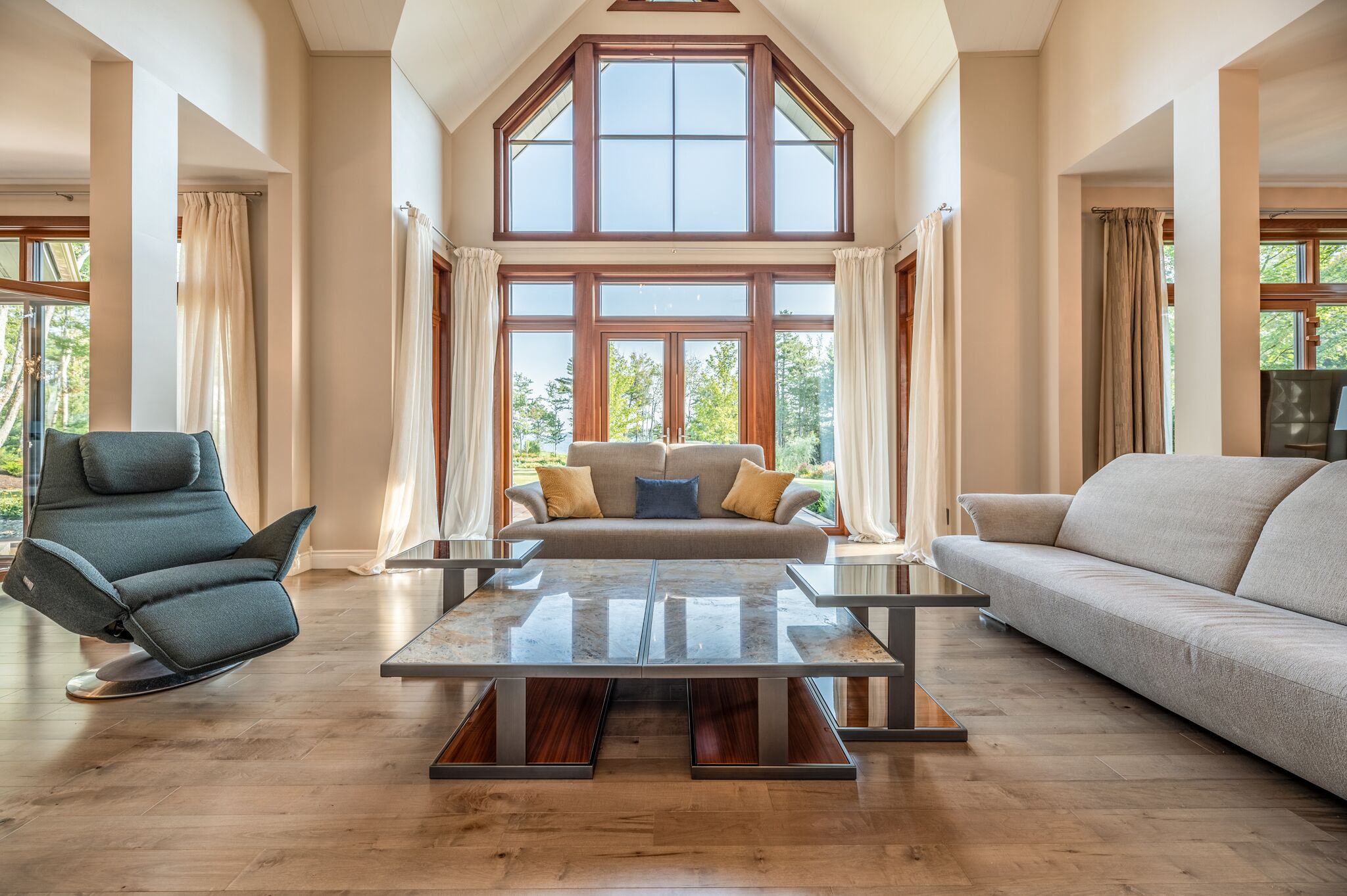 تلفزيون ذكي، مدفأة، ألعاب فيديو، مشغل دي في دي